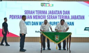 Wakil Gubernur Sumatera Utara (Sumut) Surya, didampingi Wakil Ketua TP PKK Sumut Titiek Sugiarti Surya menghadiri Serah Terima Jabatan dan Penyampaian Memori Serah Terima Jabatan Bupati dan Wakil Bupati Asahan di Aula Melati Kantor Bupati Asahan Jalan Lintas Sumatera Kota Kisaran, Rabu (05/03/2025).(Istimewa)