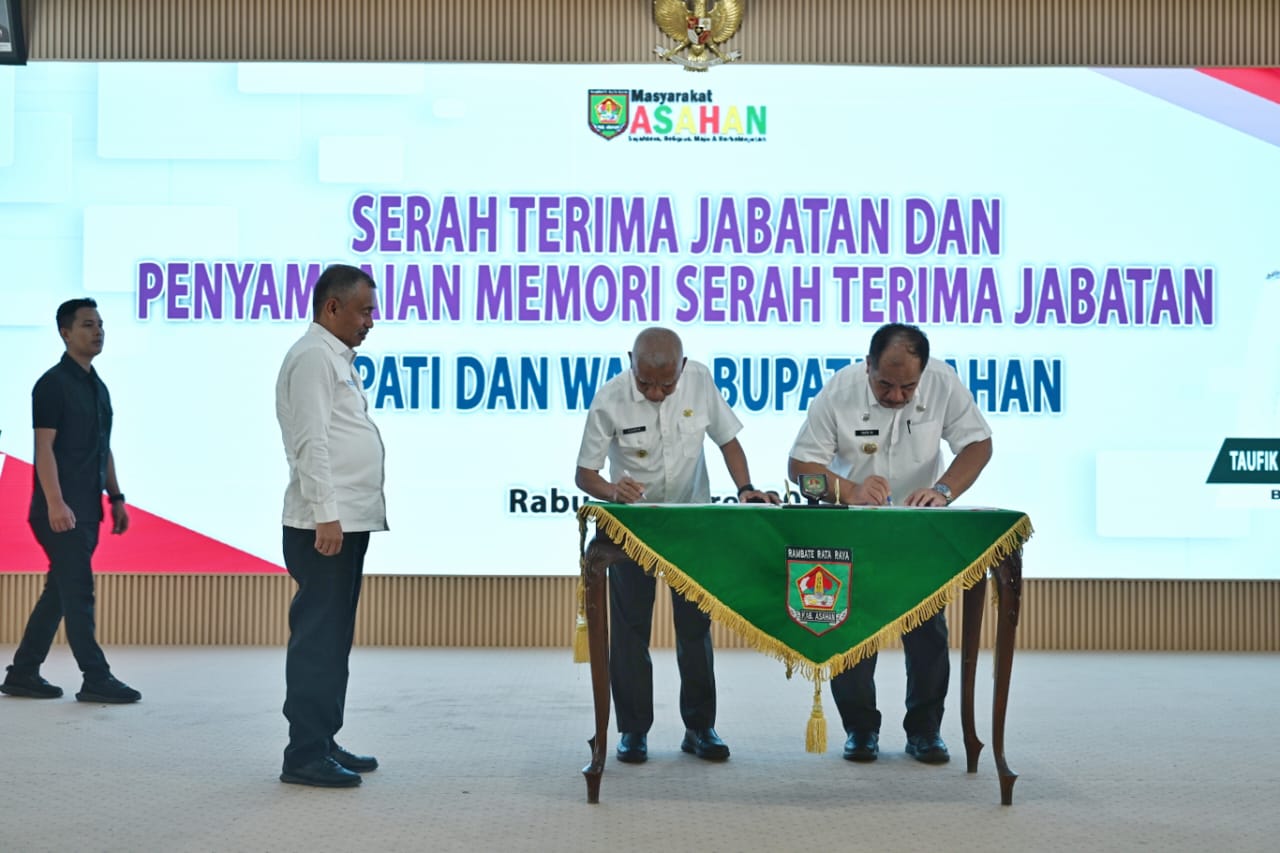 Wakil Gubernur Sumatera Utara (Sumut) Surya, didampingi Wakil Ketua TP PKK Sumut Titiek Sugiarti Surya menghadiri Serah Terima Jabatan dan Penyampaian Memori Serah Terima Jabatan Bupati dan Wakil Bupati Asahan di Aula Melati Kantor Bupati Asahan Jalan Lintas Sumatera Kota Kisaran, Rabu (05/03/2025).(Istimewa)