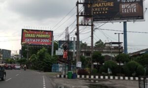 Papan Reklame Raksasa di Jalan Guru Patimpus diduga tidak memiliki izin.(harianbatakpos).