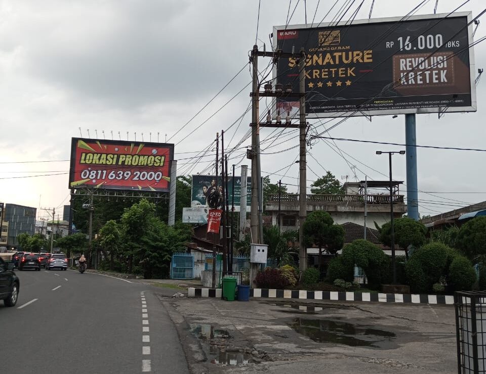 Papan Reklame Raksasa di Jalan Guru Patimpus diduga tidak memiliki izin.(harianbatakpos).
