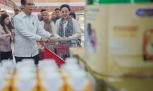 Wali Kota Medan Rico Wass saat meninjau Brastagi Supermaket menemukan permen kadaluarsa. BP/erwan