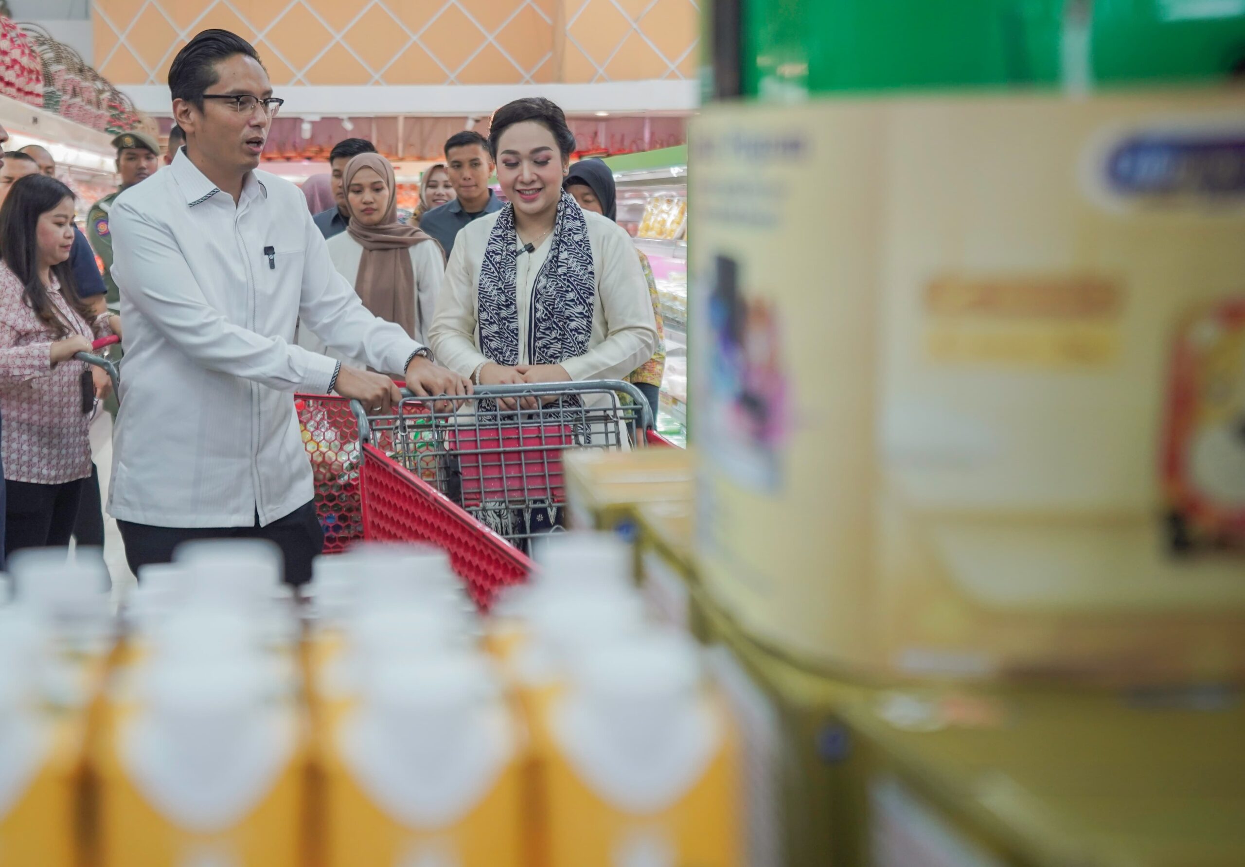 Wali Kota Medan Rico Wass saat meninjau Brastagi Supermaket menemukan permen kadaluarsa. BP/erwan