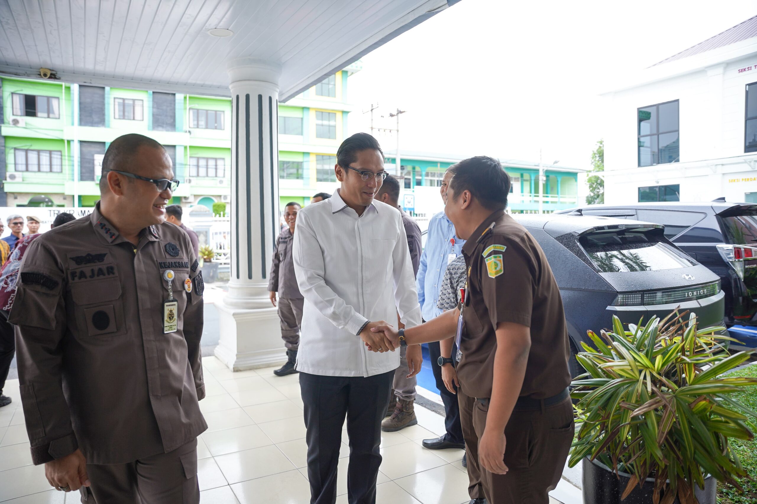 Wali Kota Medan Rico Wass saat silaturahmi kunjungi Kajari Medan. BP/ist