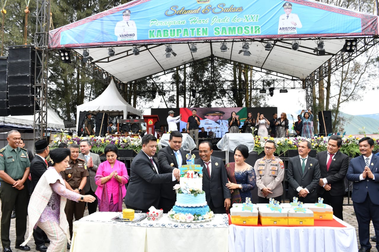 Gubernur Sumatera Utara (Sumut) Muhammad Bobby Afif Nasution menghadiri acara peringatan Hari Ulang Tahun (HUT) ke-21 Kabupaten Samosir di Halaman Kantor Bupati Samosir.(Istimewa)