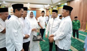 Sekda Kota Medan Wiriya Al-rahman foto bersama usai saat shalat tarawih berjamaah di Rumah Dinas Wali Kota Medan. BP/erwan