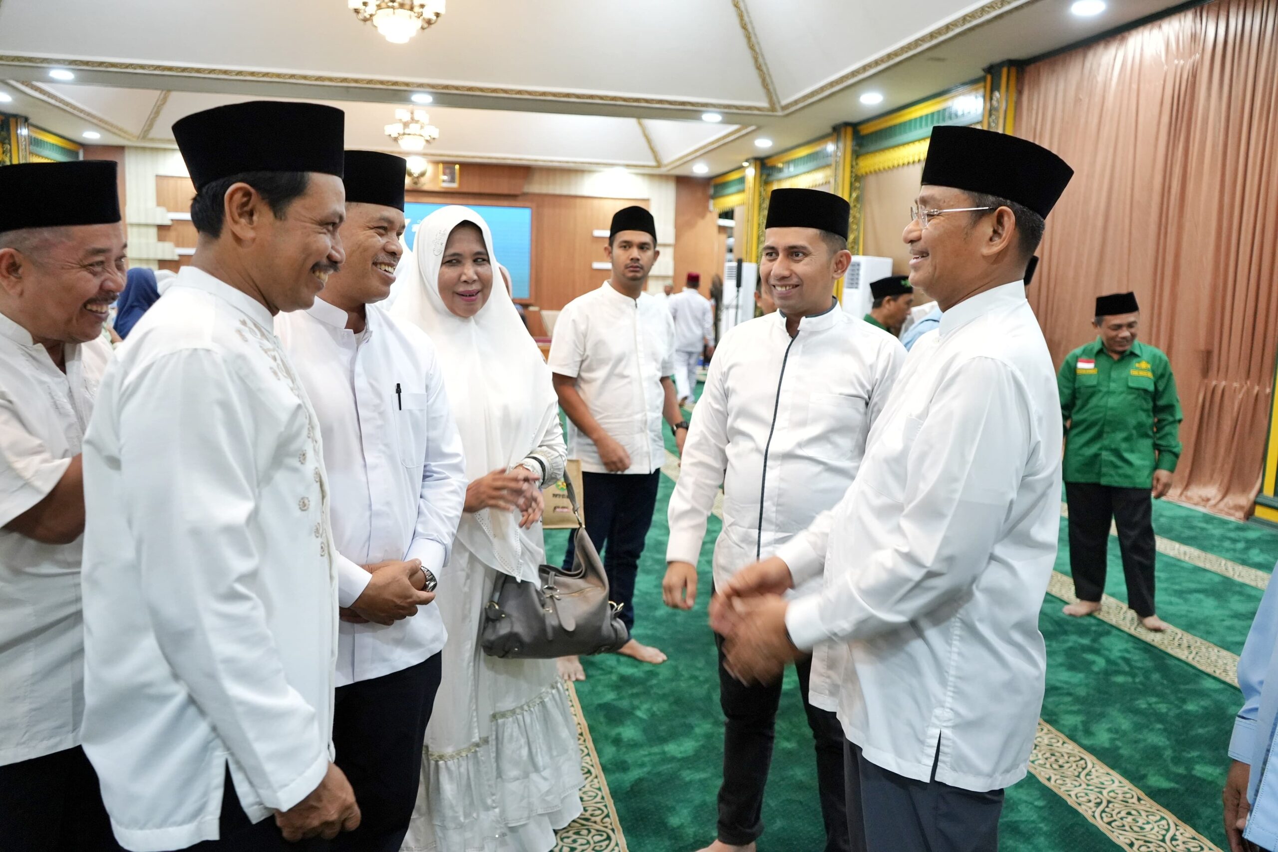 Sekda Kota Medan Wiriya Al-rahman foto bersama usai saat shalat tarawih berjamaah di Rumah Dinas Wali Kota Medan. BP/erwan
