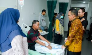 Wakil Wali Kota Medan Zakiyudin Harahap saat berbincang dengan sejumlah pasien. BP/erwan