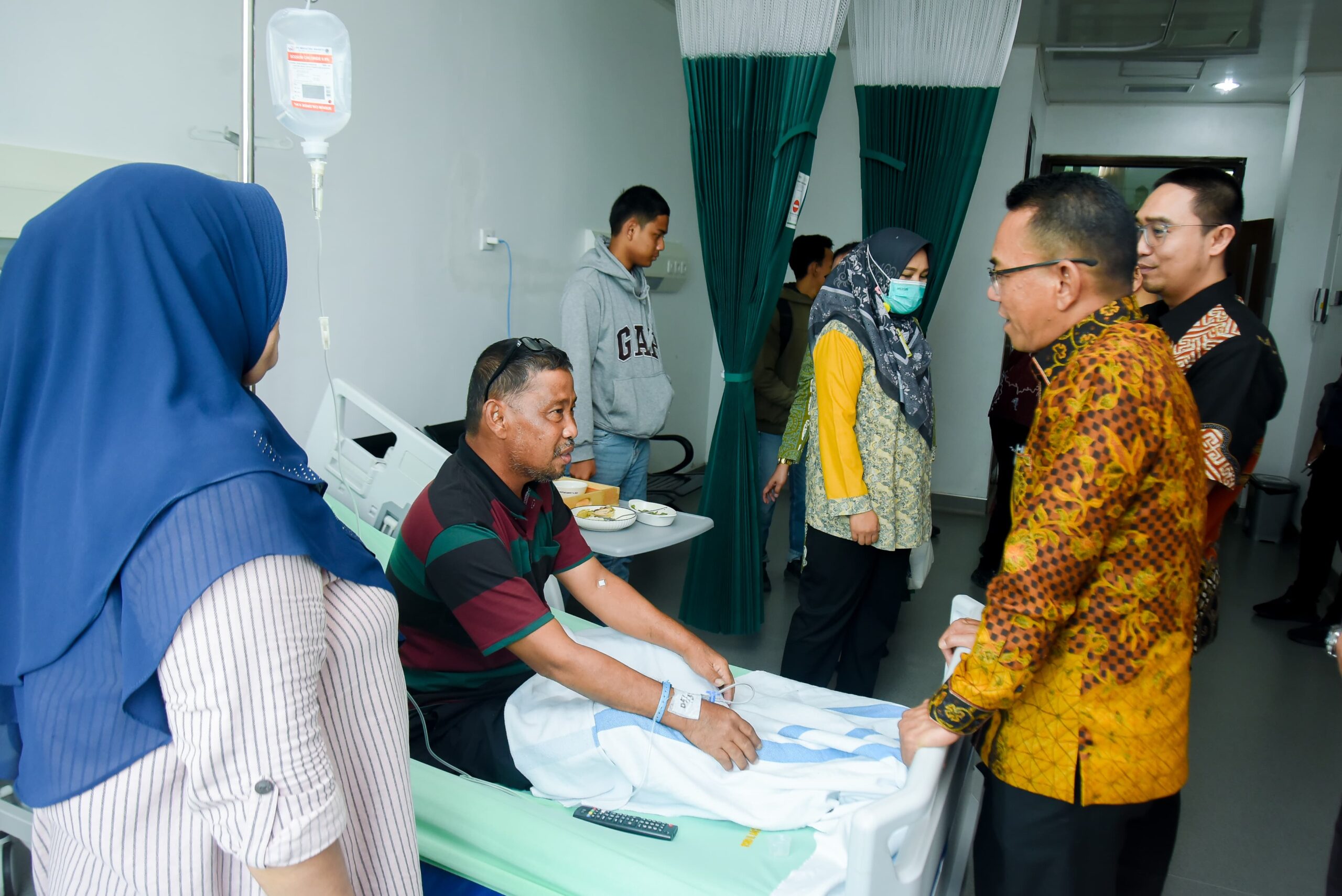 Wakil Wali Kota Medan Zakiyudin Harahap saat berbincang dengan sejumlah pasien. BP/erwan
