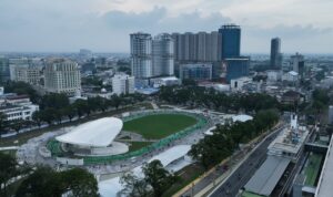 Lapangan Merdeka Medan yang telah selesai direvitalisasi dan overpass stasiun kereta api Medan.(Istimewa)