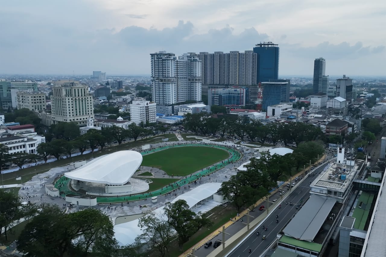 Lapangan Merdeka Medan yang telah selesai direvitalisasi dan overpass stasiun kereta api Medan.(Istimewa)