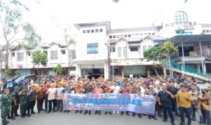 PUD Pasar bersama unsur Muspika Kecanatan Medan Petisah foto bersama saat gotong -royong bersama di Pasar Petisah Medan, Jumat (7/3/2025). BP/erwan