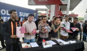 Wakapolrestabes Medan AKBP Taryono saat di SPBU bersama anggota.(Istimewa)