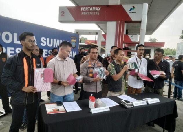 Wakapolrestabes Medan AKBP Taryono saat di SPBU bersama anggota.(Istimewa)