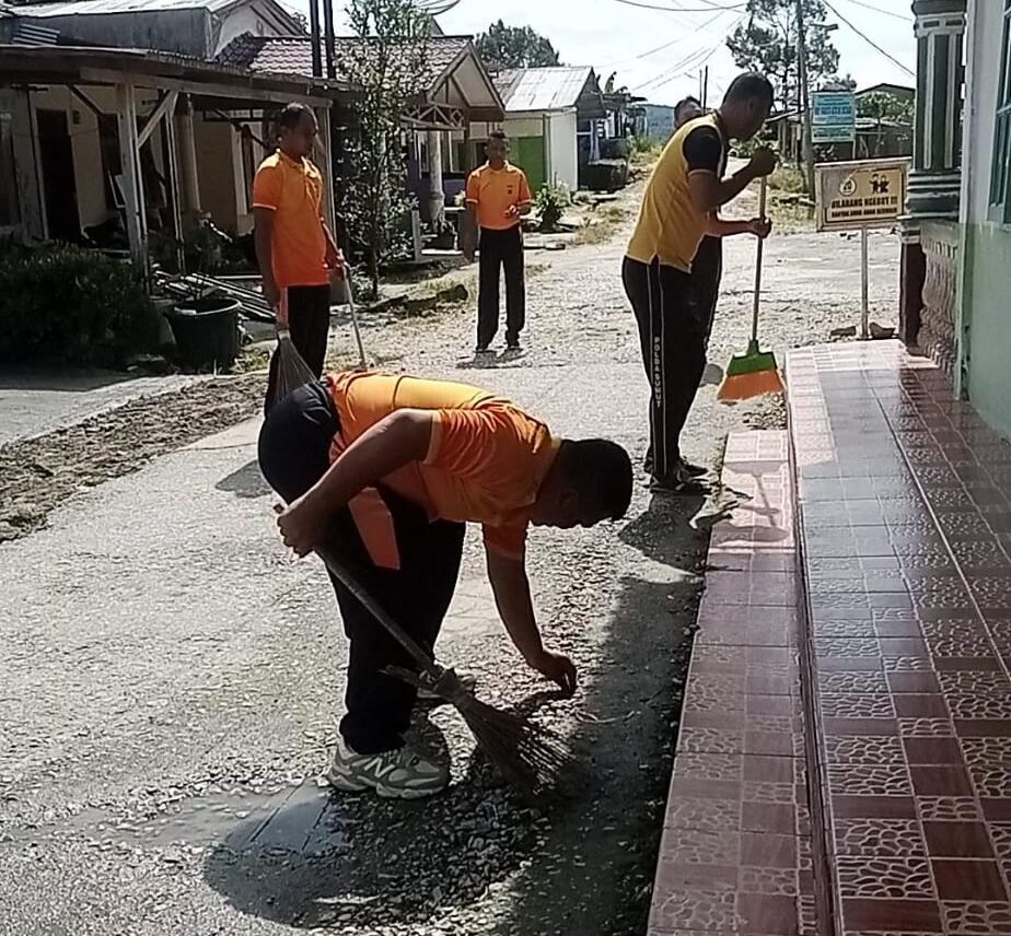 Personil Polres Pakpak Bharat membersihkan masjid.(Istimewa)