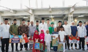 Wali Kota Medan Rico Wass foto bersama anak yatim di masjid Mujahiddin, Kecamatan Medan Selayang. BP/erwan