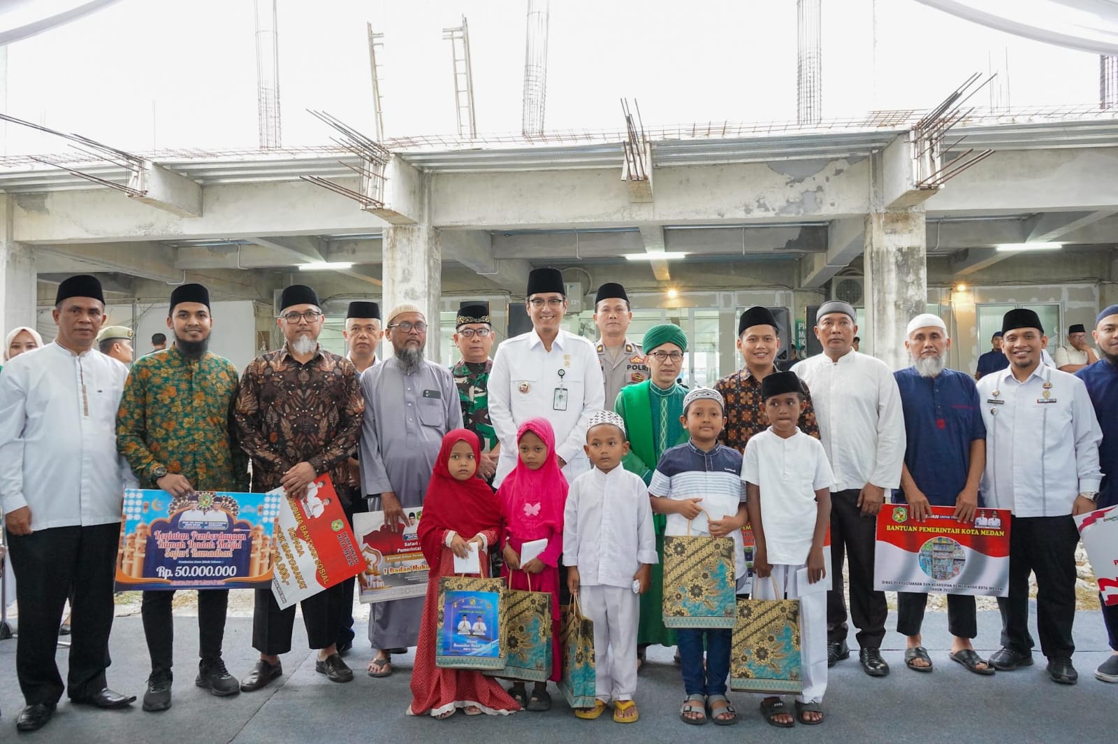 Wali Kota Medan Rico Wass foto bersama anak yatim di masjid Mujahiddin, Kecamatan Medan Selayang. BP/erwan