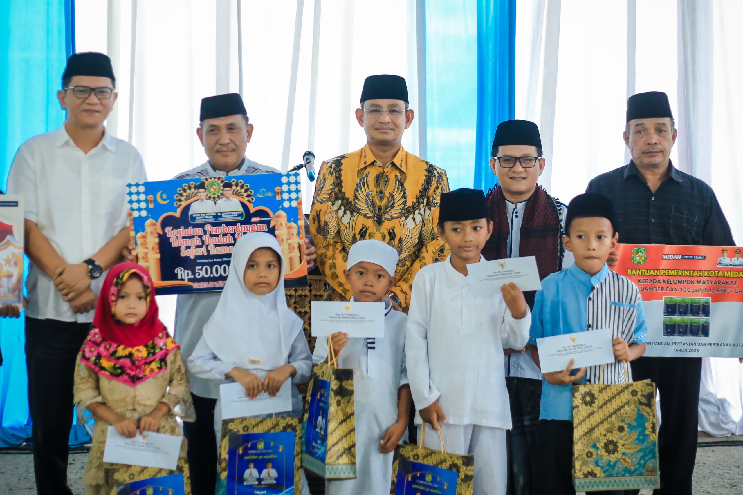 Sekda Medan Wiriya Al-rahman saat safari Ramadhan di Majid Nurul Hasanah,Kecamatan Medan Baru. BP/erwan