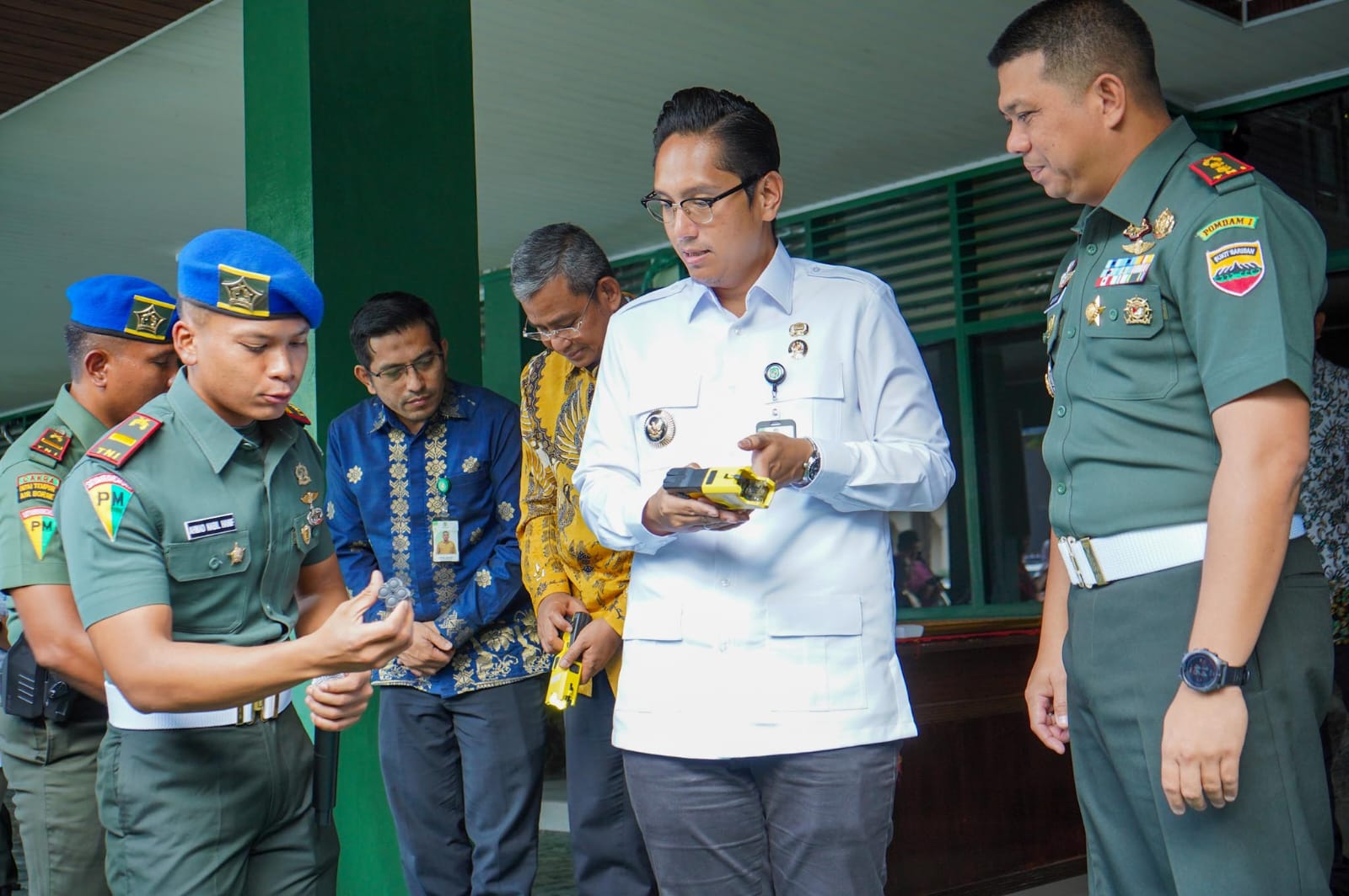 Wali Kota Medan Rico Wass saat berkunjung ke Detasemen Polisi Militer (Denpom) 1/5 , Jumat (7/5/2025). BP/erwan