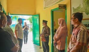 Wali Kota Padangsidimpuan Dr H Letnan Dalimunthe saat Sidak di salah satu Kantor OPD, Jum'at (7/3-25). Foto : BP/Ist