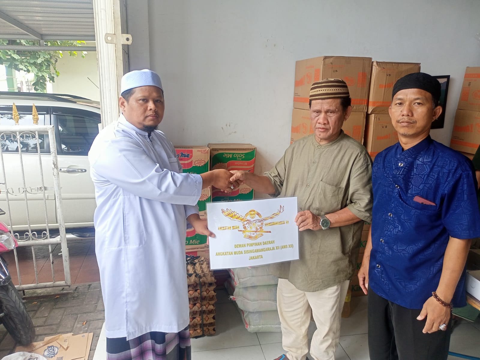 Penyerahan bantuan di Kampung Ceger, Jati Asih, Bekasi, diterima oleh Ketua Panitia Bapak Kuku dan Ketua RT