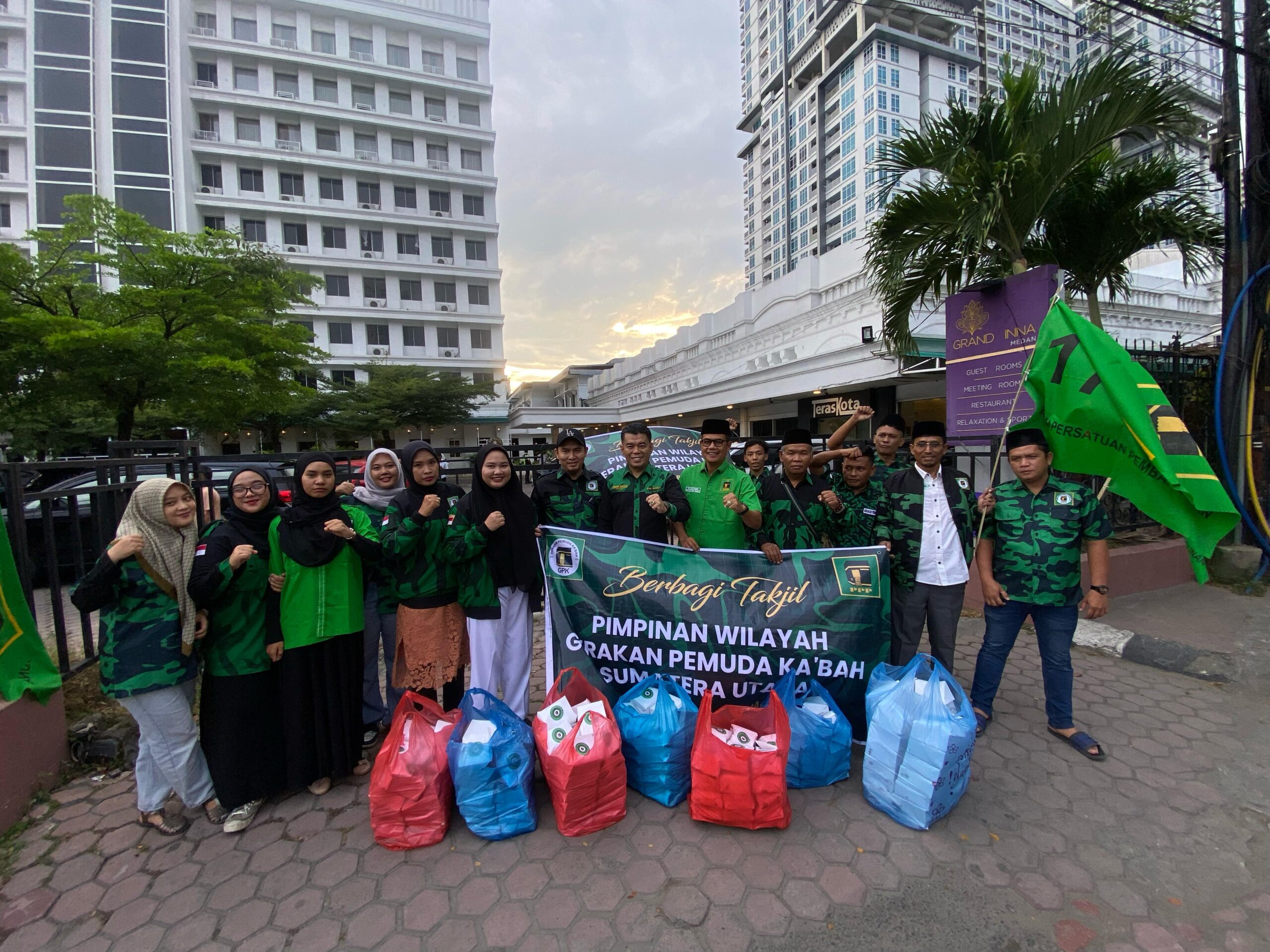 Foto ketua GPK Sumut bersama pengurus Wilayah dan Kota Medan,dan Deli Serdang saat Pembagian Takjil