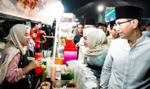 Wali Kota Medan Rico Wass saat berbincang dengan pedagang di Ramadhan Fair XIX. BP/erwan
