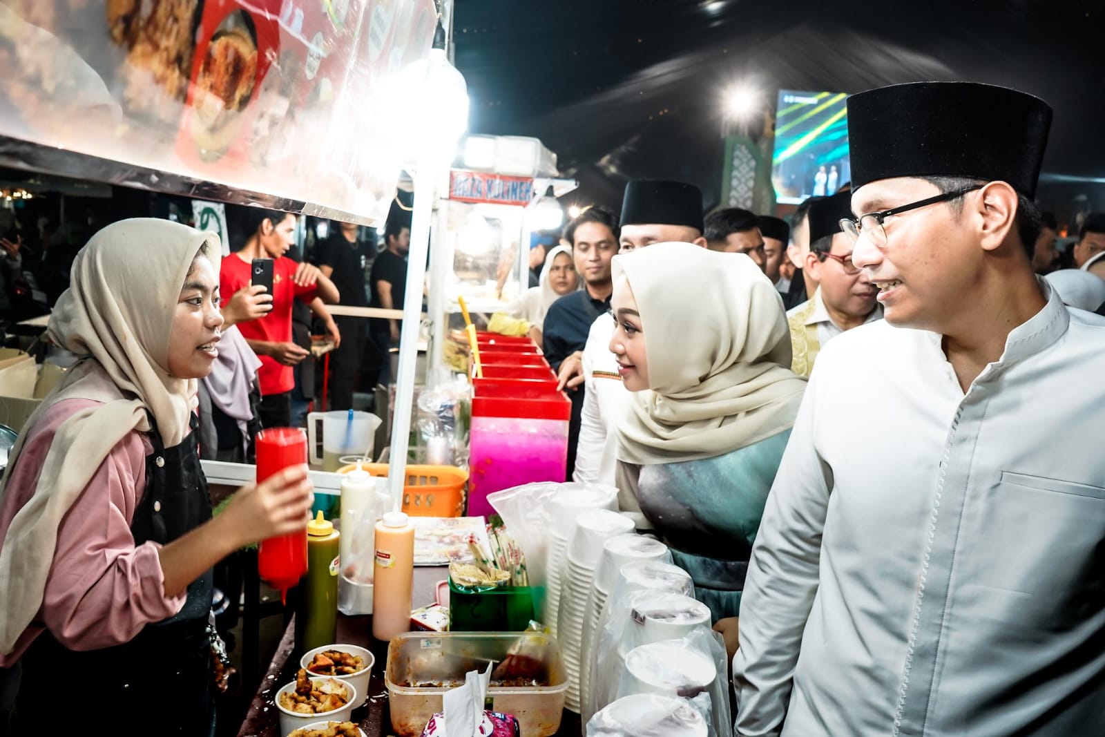 Wali Kota Medan Rico Wass saat berbincang dengan pedagang di Ramadhan Fair XIX. BP/erwan