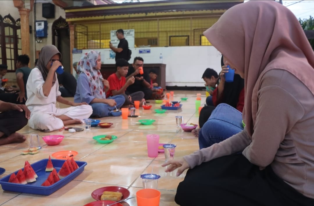 Kepolisian buka puasa dengan masyarakat.(Istimewa)