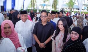 Wali Kota Medan Rico Wass saat acara buka puasa bersama dengan alumni sekolah dan relawan di Rumah Dinas Wali Kota Medan, Minggu (9/3) malam. BP/erwan