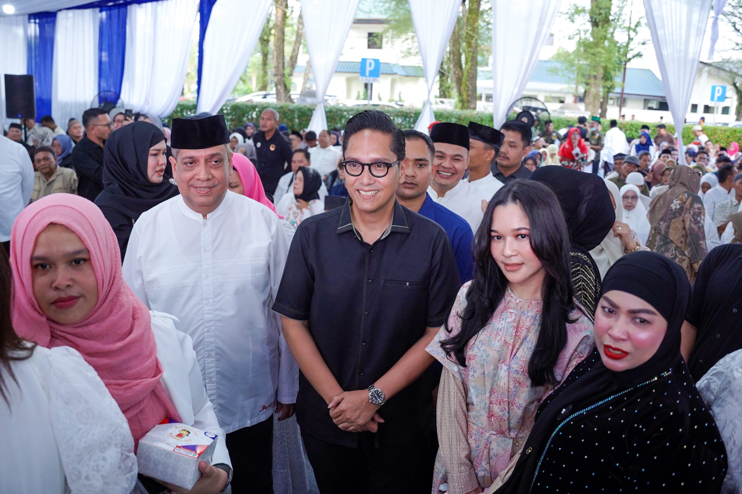Wali Kota Medan Rico Wass saat acara buka puasa bersama dengan alumni sekolah dan relawan di Rumah Dinas Wali Kota Medan, Minggu (9/3) malam. BP/erwan