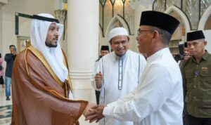 Wakil Wali Kota Medan Zakiyudin Harahap saat bersalaman dengan duta Kedubes Arab Saudi di Masjid Agung Medan, Minggu (9/3/3025). BP/erwan