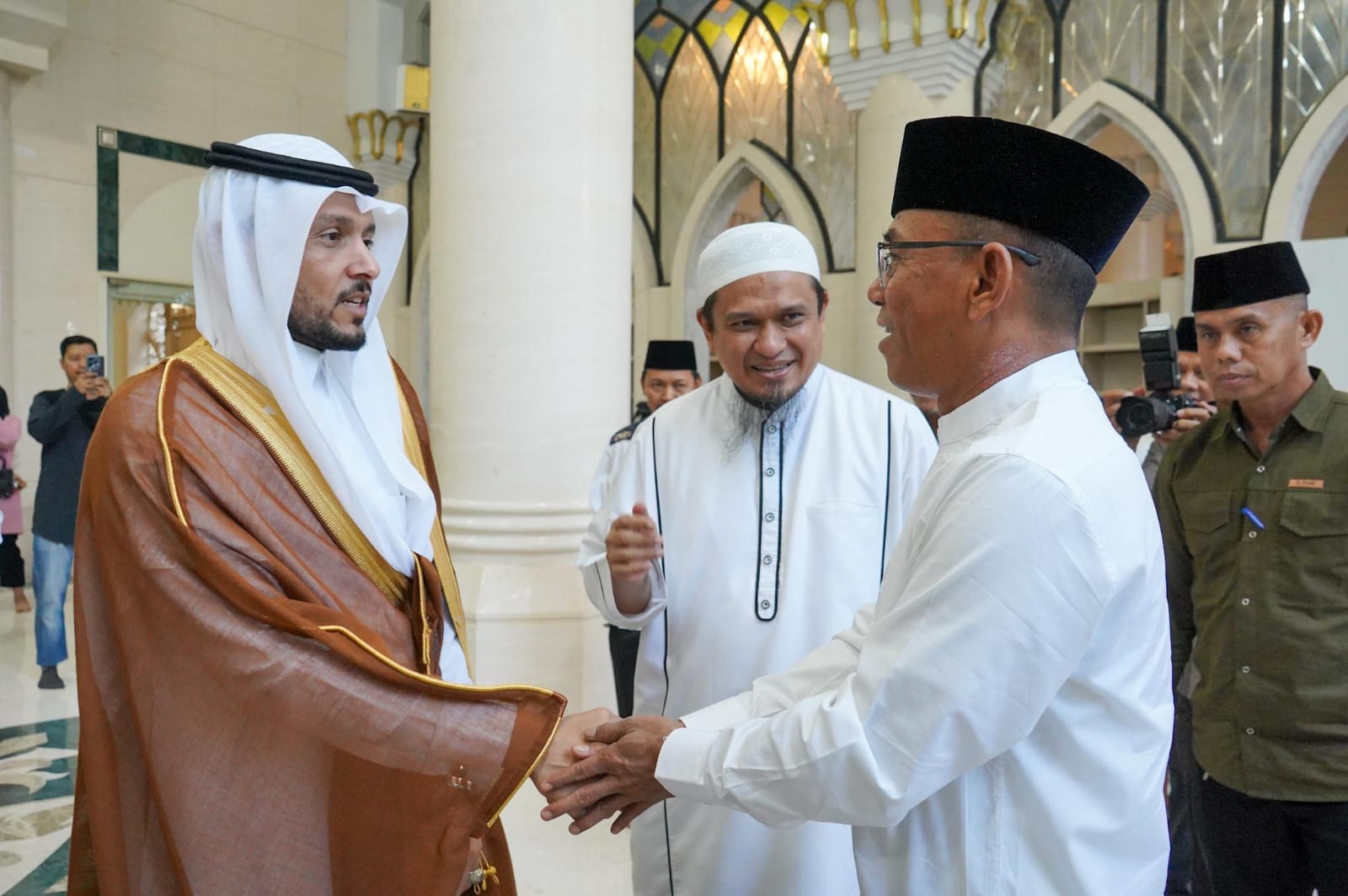 Wakil Wali Kota Medan Zakiyudin Harahap saat bersalaman dengan duta Kedubes Arab Saudi di Masjid Agung Medan, Minggu (9/3/3025). BP/erwan
