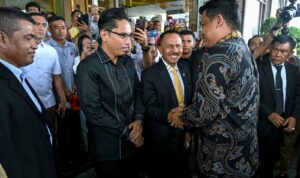 Ketua PPSD Siahaan Kota Medan Kombes Pol. Maruli Siahaan saat bersalaman dengan Gubsu Bobby Nasution disaksikan Wali Kota Medan Rico Wass. BP/erwan