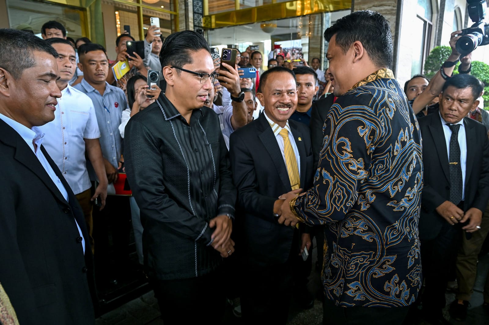 Ketua PPSD Siahaan Kota Medan Kombes Pol. Maruli Siahaan saat bersalaman dengan Gubsu Bobby Nasution disaksikan Wali Kota Medan Rico Wass. BP/erwan