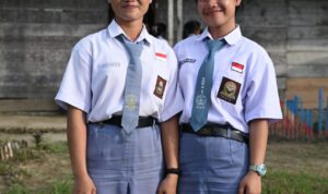 Kedua pelajar yatim-piatu ini akan menerima bantuan beasiswa.(Istimewa)