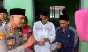 Kapolres Pakpak Bharat membagikan takjil kepada masyarakat.(Istimewa)