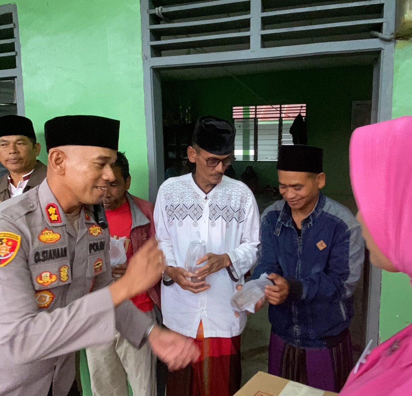 Kapolres Pakpak Bharat membagikan takjil kepada masyarakat.(Istimewa)