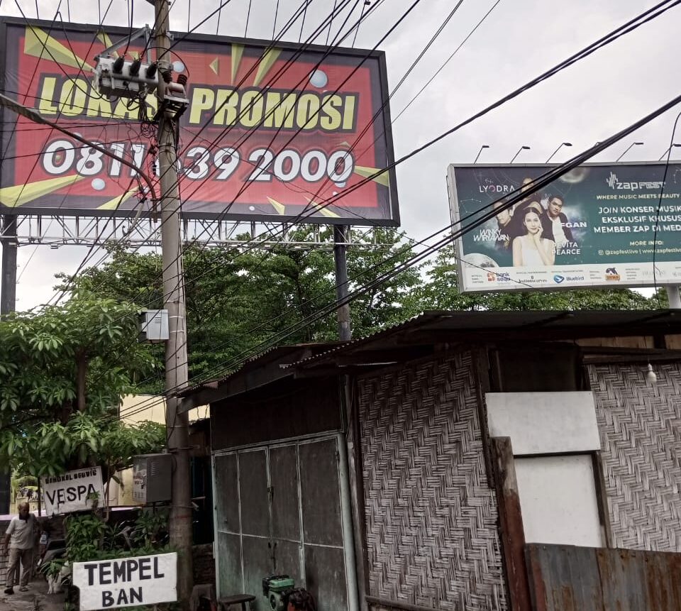Baliho raksasa d8duga melanggar Perwal di Jalan Guru Patimpus Medan.(Istimewa).