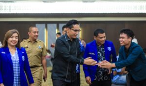 Wali Kota Medan Rico Wass saat bersalaman dengan pengurus GAMKI. BP/erwan