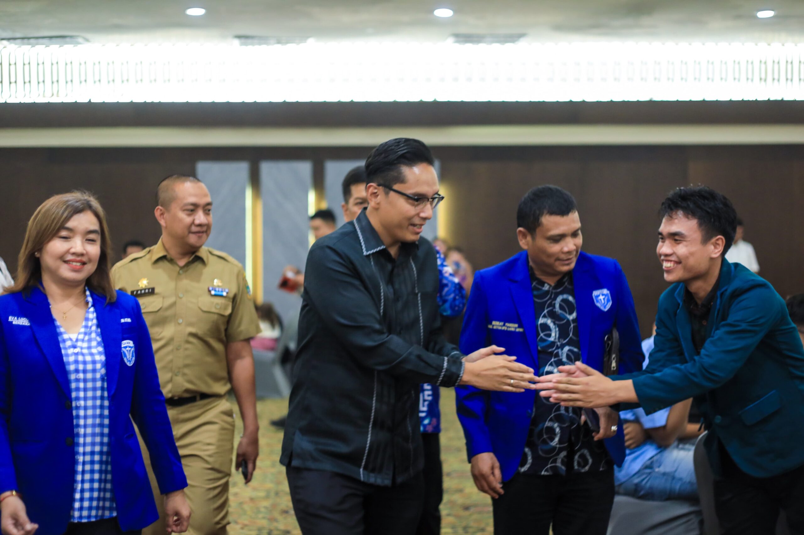 Wali Kota Medan Rico Wass saat bersalaman dengan pengurus GAMKI. BP/erwan