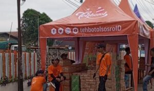 Manajemen PT Sinar Sosro berjualan di trotoar jalan.(harianbatakpos.com).