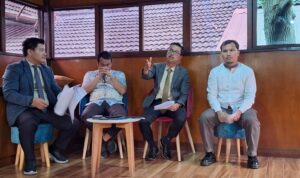 tim kuasa hukum ketika memberikan keterangan.(Istimewa).
