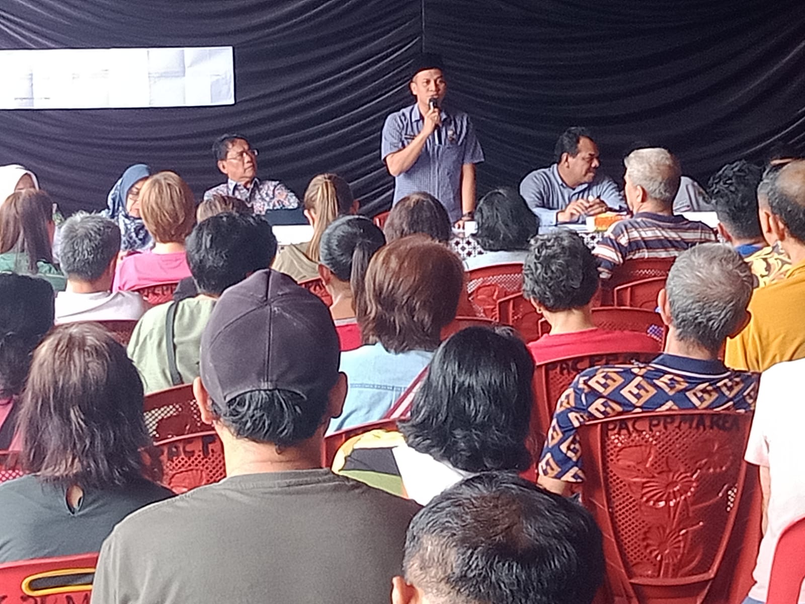 Plt Dirut PUD Pasar Medan Imam Abdul Hadi saat menyampaikan arahan kepada pedagang Pasar Timah di Pasar Timah Medan, Selasa (11/3/2025). BP/erwan