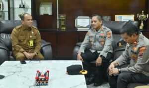 Wali Kota Padangsidimpuan Dr H Letnan Dalimunthe saat berbincang serius dengan Kapolres AKBP Dr Wira Prayatna di ruang kerja Wali Kota, Senin (10/3-25). Foto : BP/Ist
