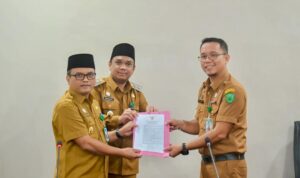 Wali Kota Padangsidimpuan Dr H Letnan Dalimunthe didampingi Wakil Wali Kota Harry Pahlevi saat menyerahkan SK terkait Plt Sekdako Padangsidimpuan kepada Roni Gunawan, Selasa (11/3-25). Foto : BP/Ist