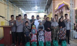 Polda Sumut bersama Polresta Deli Serdang dan Wakil Bupati Deli Serdang memberikan santunan kepada anak anak.(Istimewa)