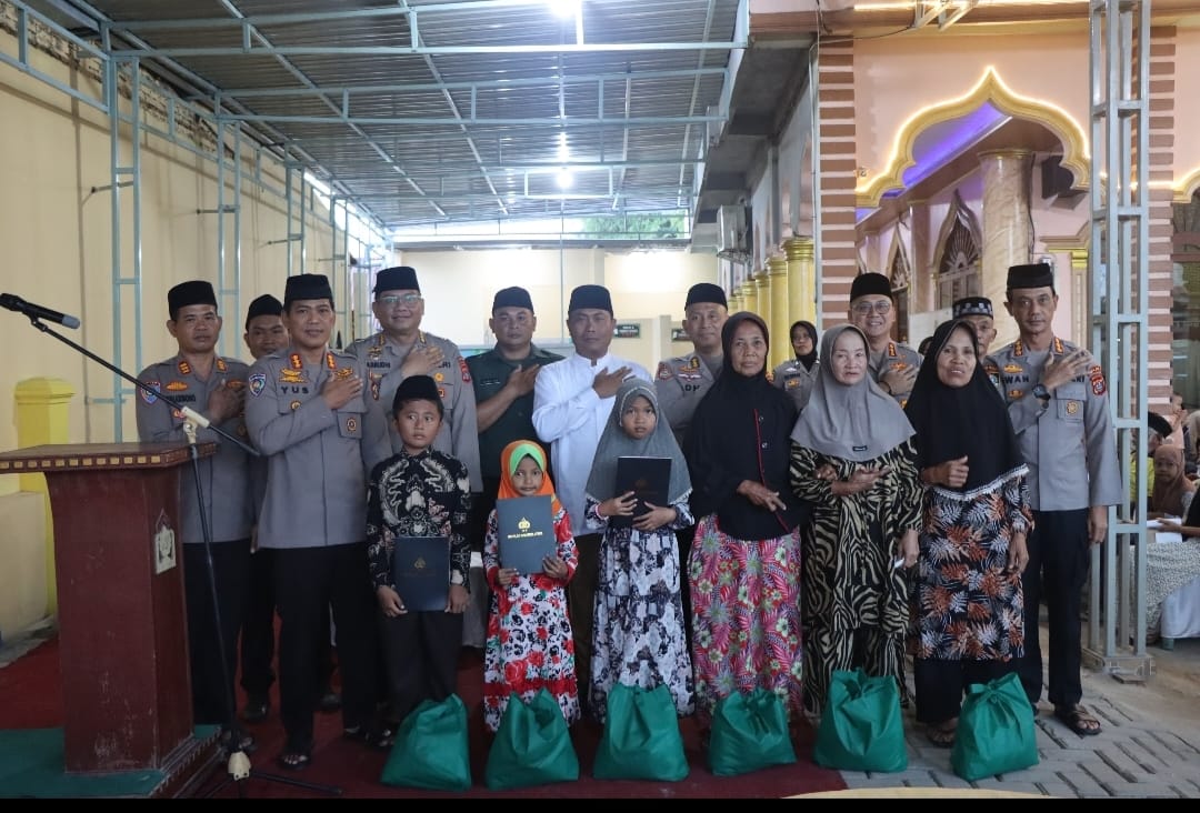 Polda Sumut bersama Polresta Deli Serdang dan Wakil Bupati Deli Serdang memberikan santunan kepada anak anak.(Istimewa)