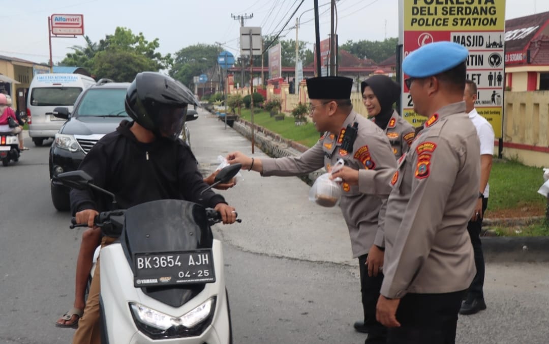 Kapolresta Deli Serdang memberikan takjil kepada pengendara.(Istimewa)