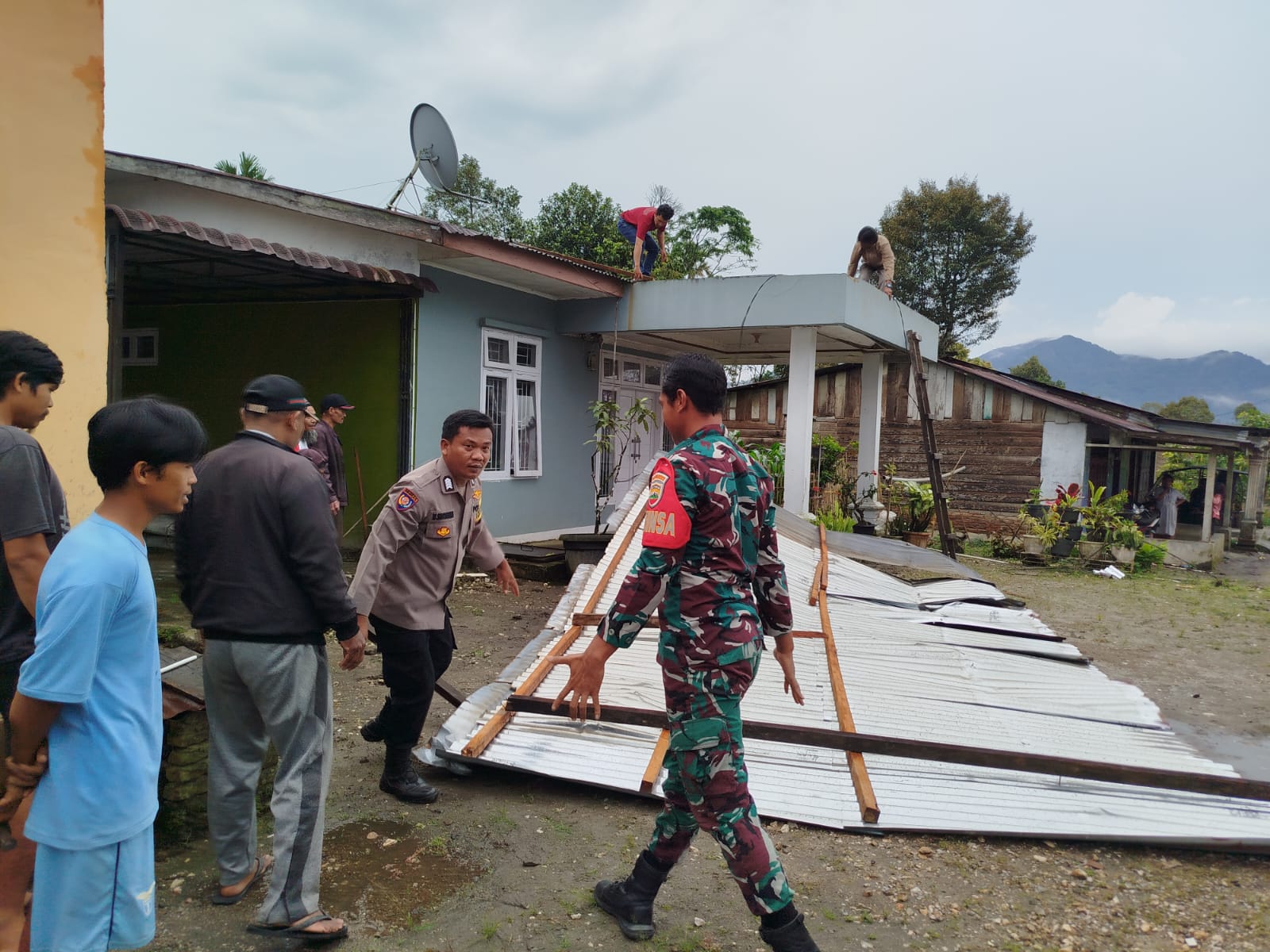 TNI dan Polri membantu warga.(Istimewa)