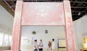 Wakil Wali Kota H Zakiyudin Harahap saat mengunjungi SDN O60970 Kelurahan Bahan Deli, Kecamatan Medan Belawan, Rabu (12/3/2025). BP/erwan